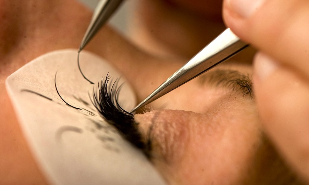 Как се слагат изкуствени мигли