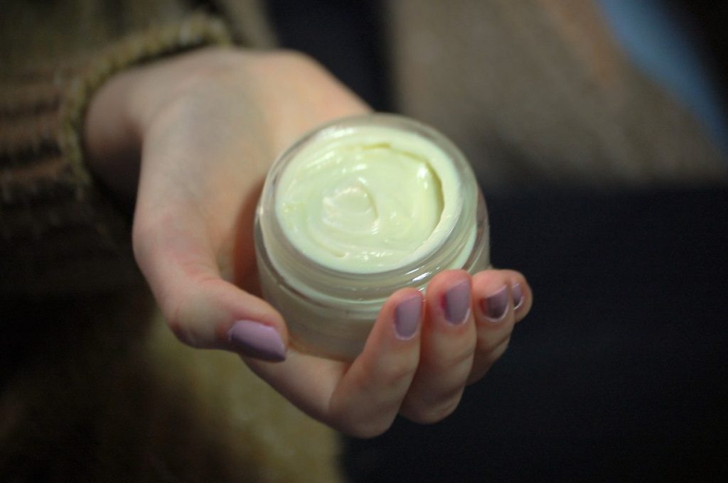 Рецепта за защитно ръками масло и мастило за нокти